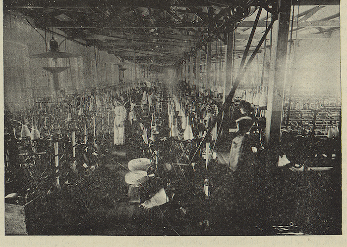 5. Mujeres en una fábrica.
