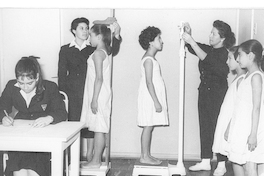 Pesaje y altura de alumnas, 1947.