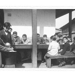 Almuerzo escolar. 1944.