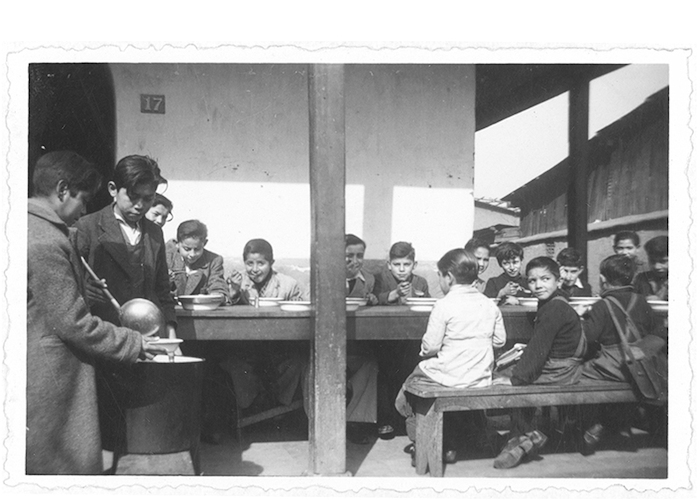 Almuerzo escolar. 1944.