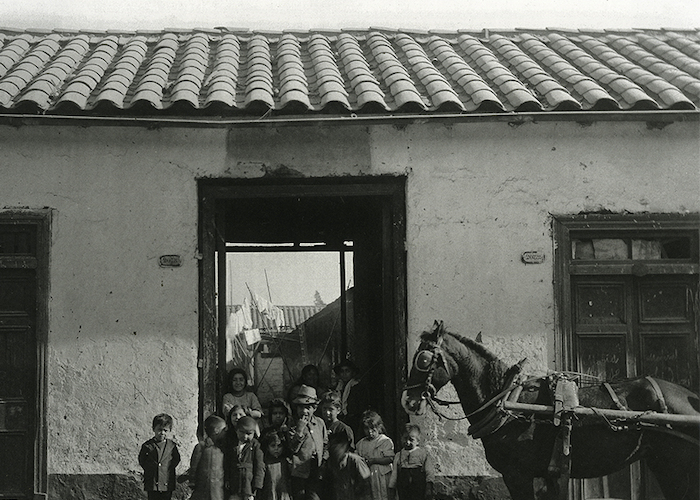 1. Niños afuera de un conventillo, Santiago, 1920.