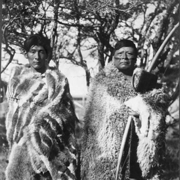 2. Cazadores Selk'nam posando con vestiduras originales, hacia 1920.