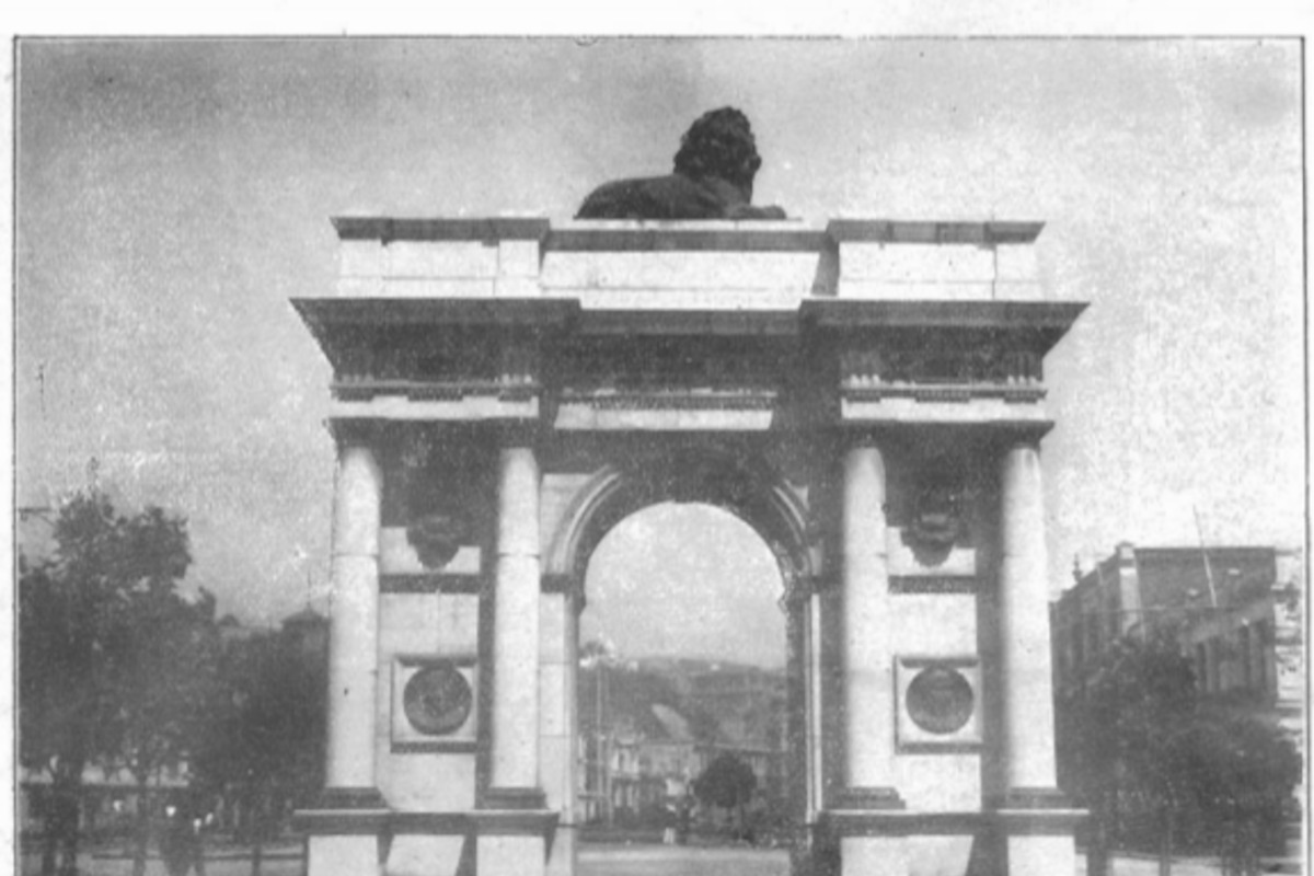 Arco obsequiado por la colonia británica a Valparaíso, en 1911.