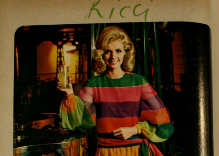 2. Publicidad de vestido marca Kicci.