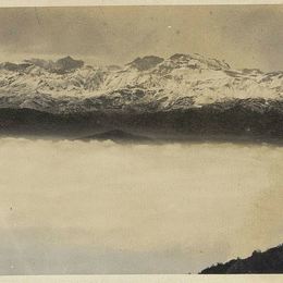 Vista de Santiago desde la cumbre del cerro un día de neblina.