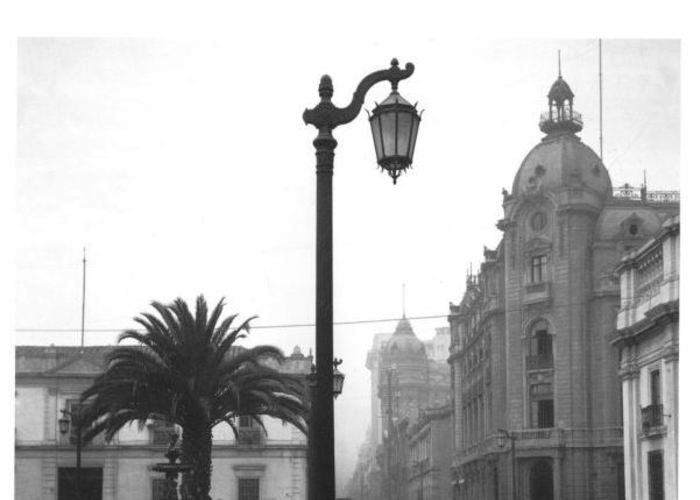 6. Poste de luz en Edificio de la Intendencia, Moneda con Morandé, 1927.