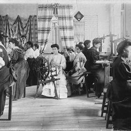 3. Alumnas de la Escuela Superior no. 19 de Santiago en curso normal de tejidos a tela, 1907.